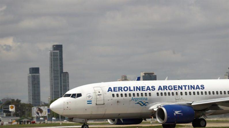 Fotografía de un avión de Aerolíneas Argentinas. EFE/David Fernández/Archivo
