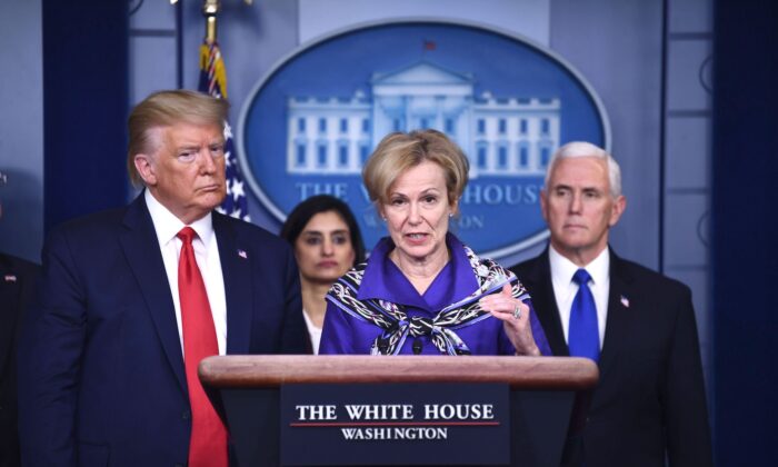 La coordinadora del Grupo de Trabajo sobre el Coronavirus de la Casa Blanca, Dra. Deborah Birx, durante la sesión informativa diaria sobre el virus del CCP en la Casa Blanca en Washington el 18 de marzo de 2020. (Brendan Smialowski/AFP vía Getty Images)
