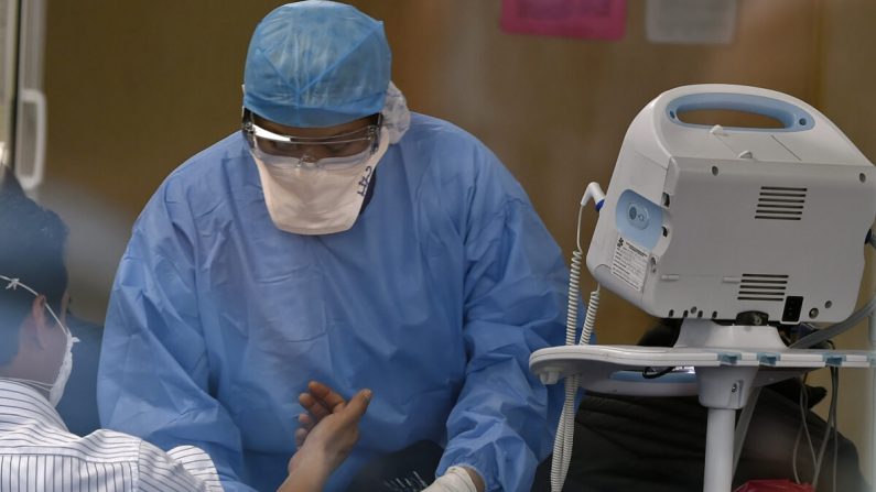 Un trabajador de la salud revisa a un paciente en el Instituto Nacional de Enfermedades Respiratorias en la Ciudad de México el 17 de marzo de 2020. (Alfredo Estrella/AFP vía Getty Images)