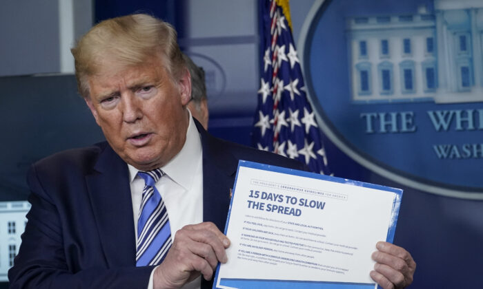 El presidente de Estados Unidos Donald Trump habla en la sesión informativa diaria sobre el coronavirus en la Casa Blanca el 23 de marzo de 2020 en Washington, DC. (Drew Angerer/Getty Images)