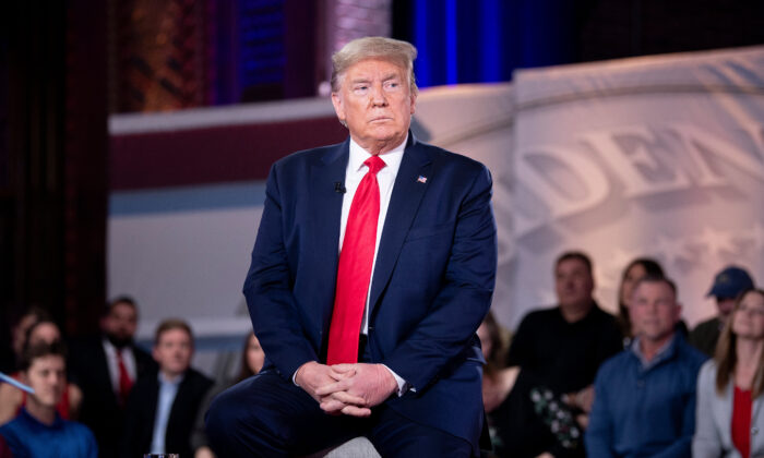 El presidente Donald Trump espera para hablar durante un debate abierto de FOX News Channel, en el Centro Cultural Scranton en Scranton, Penn., el 5 de marzo de 2020. (Brendan Smialowski/AFP a través de Getty Images)