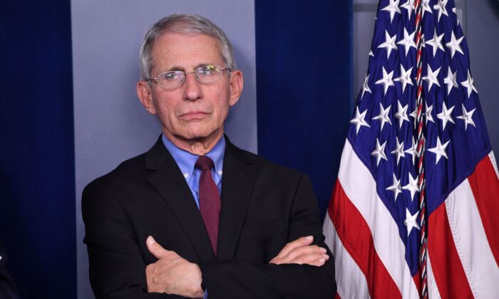 El director del Instituto Nacional de Alergia y Enfermedades Infecciosas de los Institutos Nacionales de Salud, el Dr. Anthony Fauci, escucha al vicepresidente Mike Pence hablar sobre el coronavirus junto a los miembros del Grupo de Trabajo sobre el Coronavirus en la Sala de Prensa Brady de la Casa Blanca en Washington, el 9 de marzo de 2020. (Saul Loeb/AFP vía Getty Images)