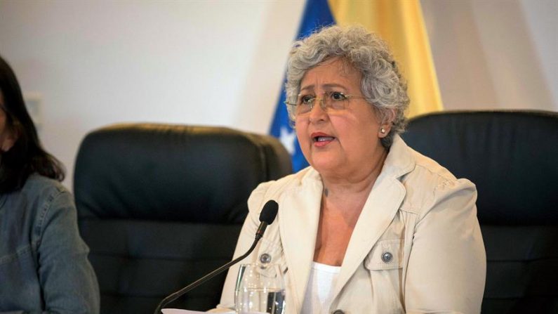 La presidenta del Consejo Nacional Electoral (CNE), Tibisay Lucena, ofrece declaraciones a la prensa junto al resto de los rectores este domingo, en Caracas (Venezuela). EFE/ Rayner Peña
