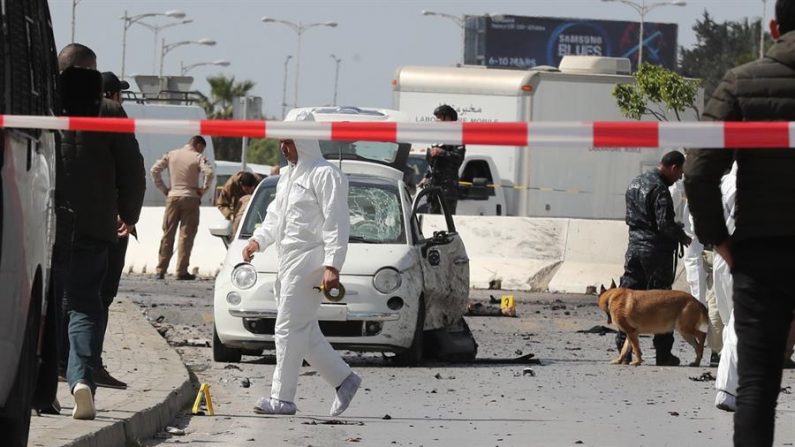 La policía y los bomberos, en el lugar de una explosión cerca de la embajada de EE.UU. en Túnez, Túnez, el 6 de marzo de 2020.  (EFE/EPA/MOHAMED 
 MESSARA)