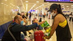 Llevan agua y comida a turistas varados en aeropuerto mexicano de Cancún