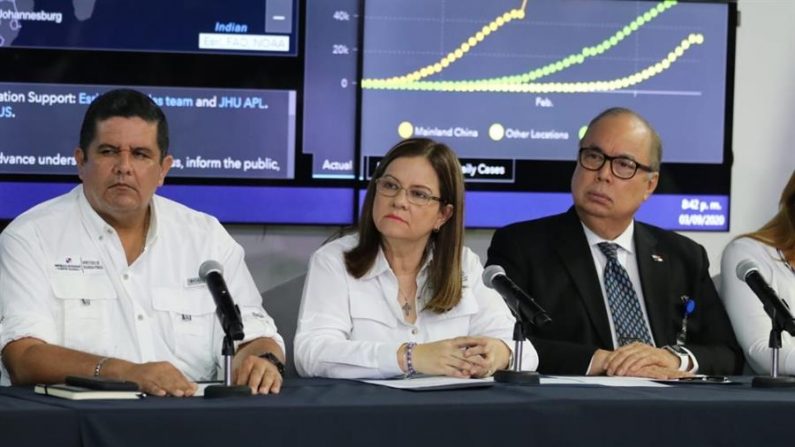 Fotografía cedida por el Ministerio de Salud de Panamá que muestra a la ministra de salud de Panamá, Rosario Turner (c), mientras participa en una rueda de prensa este lunes, en Ciudad de Panamá (Panamá). EFE/ MINSA
