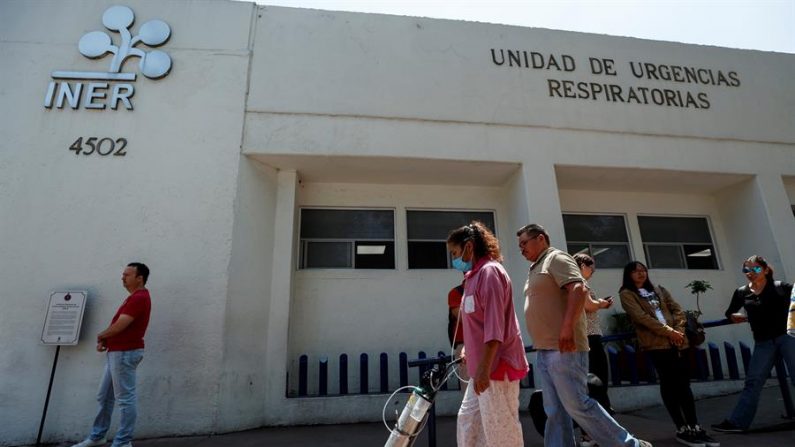 Pacientes con enfermedades respiratorias asisten al Instituto Nacional de Enfermedades Respiratorias ubicado en Ciudad de México (México). EFE/José Méndez
