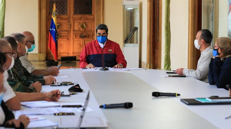 Fotografía cedida por prensa Miraflores que muestra a Nicolás Maduro, mientras interviene durante la reunión Comisión para la prevención del virus del PCCh este domingo, en el Palacio de Miraflores, en Caracas (Venezuela). EFE/ PRENSA MIRAFLORES/