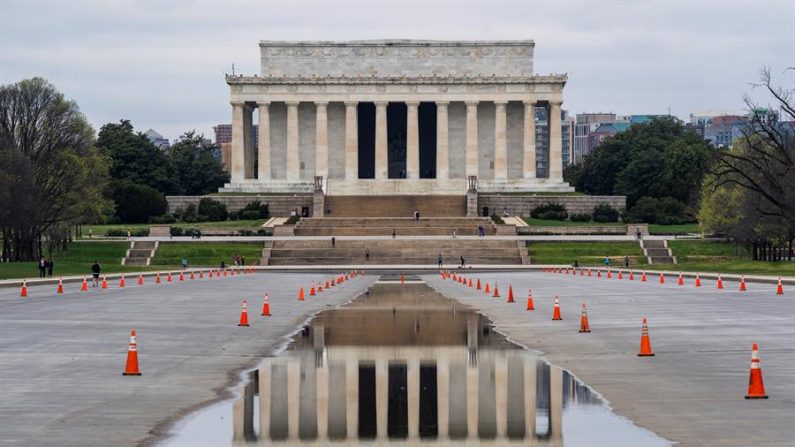Washington (Estados Unidos), 24/03/2020.- El Monumento a Lincoln se refleja en la piscina reflectante del lado oeste del National Mall, que la alcaldesa de DC Muriel Bowser cerró a los peatones debido a la pandemia del coronavirus Covid-19, en Washington, DC, EE.UU., el 24 de marzo de 2020. EFE/EPA/JIM LO SCALZO
