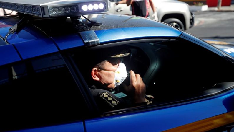 Ervin Véliz, director de la Policía Nacional Civil, alerta el pronto comienzo del toque de queda este domingo, en Ciudad de Guatemala (Guatemala). EFE/ Esteban Biba
