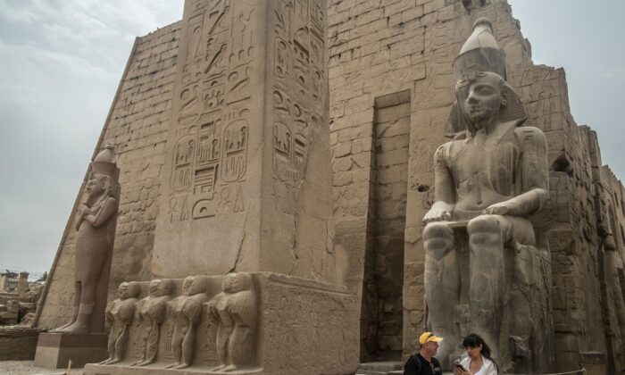 Unos turistas visitan el Templo de Luxor en la ciudad sureña egipcia de Luxor el 11 de marzo de 2020. (Khaled Desouki/AFP vía Getty Images)