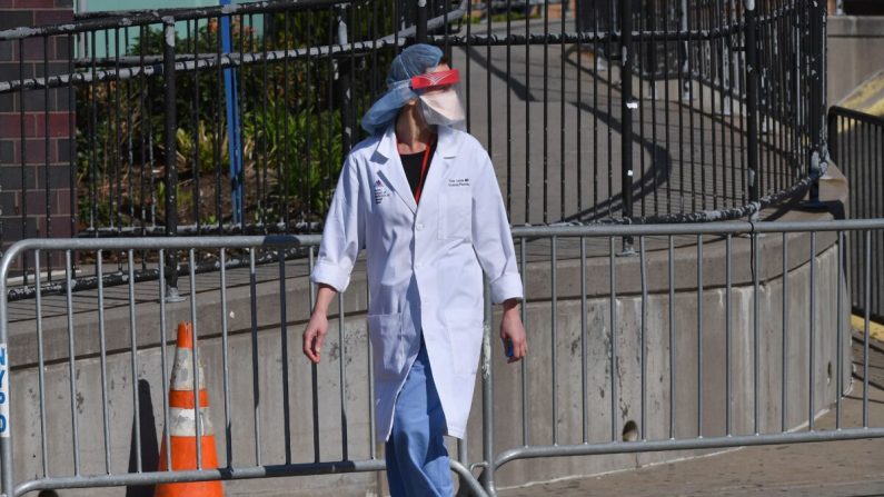 Un trabajador médico es visto afuera del Centro Hospitalario Elmhurst en el barrio de Queens de la ciudad de Nueva York el 26 de marzo de 2020. (Angela Weiss/AFP vía Getty Images)