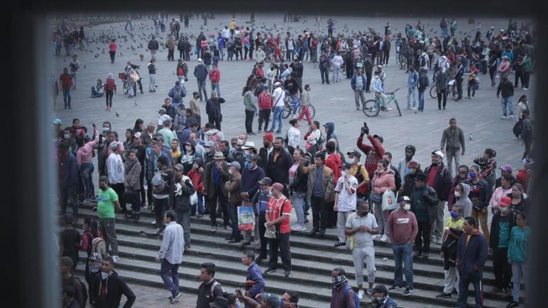 Fotografía cedida por la Alcaldía de Bogotá que muestra a un grupo de migrantes venezolanos, habitantes de calle y trabajadores informales que se reúnen, el 24 de marzo de 2020, en la Plaza de Bolívar de Bogotá (Colombia) para pedir techo y alimento durante la cuarentena obligatoria decretada por el gobierno para frenar el contagio del virus del PCCh. EFE/ Diego Bauman / Alcaldía de Bogotá
