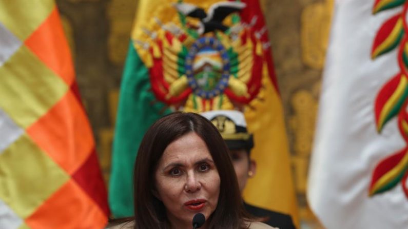 La canciller interina de Bolivia, Karen Longaric, ofrece una rueda de prensa este jueves, en La Paz (Bolivia). EFE/ Martin Alipaz
