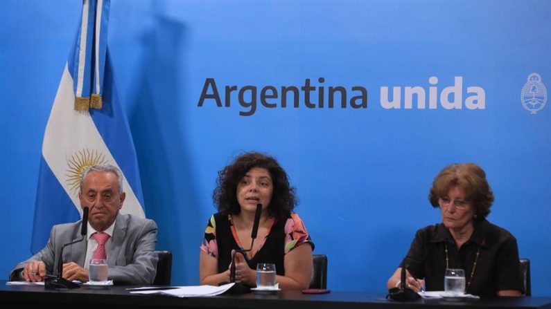 La secretaria de Acceso a la Salud, Carla Vizzotti (c), junto al titular de la Fundación Huésped, Pedro Cahn (i), y la embajadora especial sobre el Coronavirus de la Organización Mundial de la Salud para América Latina y el Caribe, Mirta Roses (d), ofrece una rueda de prensa en Buenos Aires (Argentina). EFE/ Presidencia De Argentina
