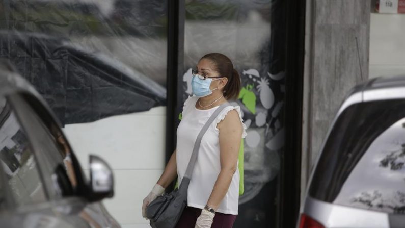 Una mujer usa un tapabocas como medida para combatir el Covid-19, en Ciudad de Panamá (Panamá), el 24 de abril de 2020. (EFE/Carlos Lemos)