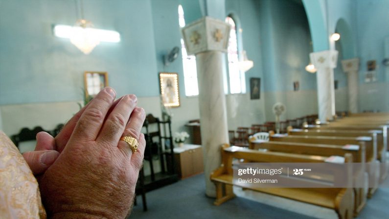 Imagen ilustrativa de un Padre rezando en una iglesia en Neblus, West Bank, el 21 de julio de 2001. (Foto por David Silverman/Getty Images)