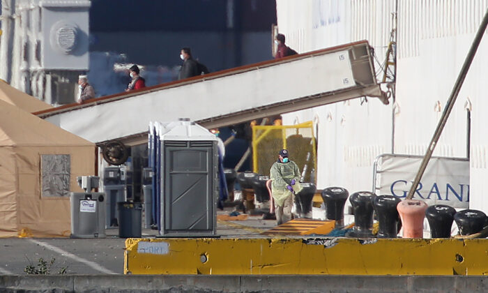 Los pasajeros son desembarcados del crucero Grand Princess en el puerto de Oakland en Oakland, California, el 10 de marzo de 2020. (Josh Edelson/AFP a través de Getty Images)