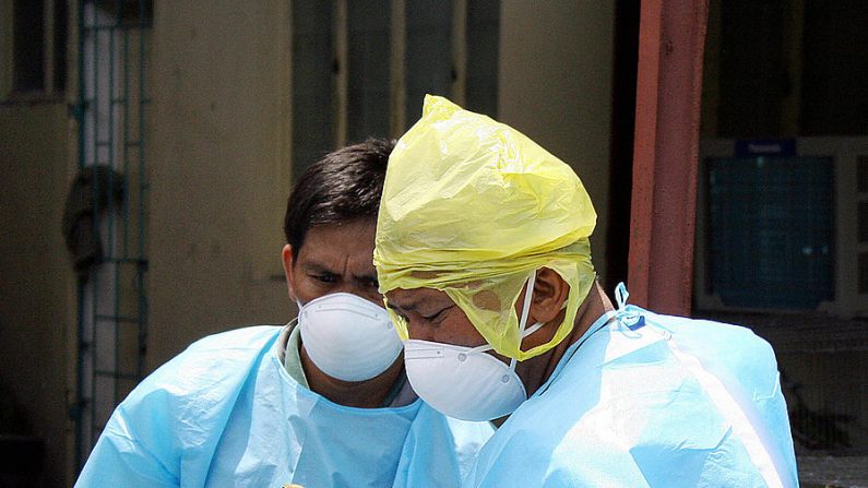 El personal de agricultura de la ciudad meridional de Davao se prepara para sacrificar las aves incautadas, 9 de julio de 2007, enviadas ilegalmente desde Indonesia.  (STR/AFP via Getty Images)