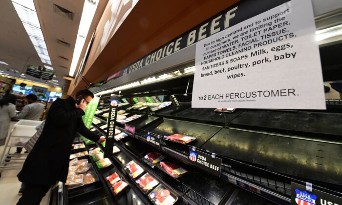 Un letrero anuncia dos artículos por cliente para ciertos artículos mientras la gente compra comida en un supermercado Ralph's en Monterey Park, California, el 16 de marzo de 2020. (Frederic J. Brown/AFP vía Getty Images)
