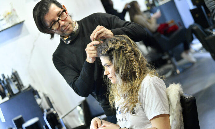 Una mujer es peinada en el Salón TRESemmé durante el 'NYFW: The Shows' en los Estudios de Primavera el 11 de febrero de 2020 en la ciudad de Nueva York. (Roy Rochlin/Getty Images)