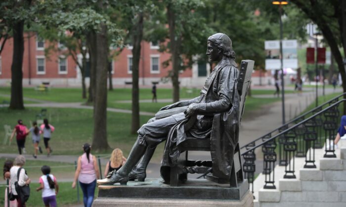 La estatua de John Harvard se encuentra en el Harvard Yard de la Universidad de Harvard en Cambridge, Massachusetts, el 13 de agosto de 2019. (Foto AP/Charles Krupa)