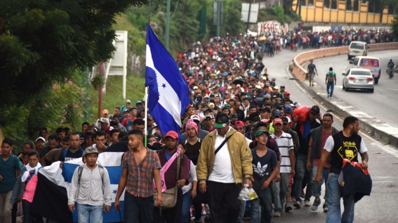 Migrantes hondureños participan en una caravana hacia los Estados Unidos en Chiquimula, Guatemala.(ORLANDO ESTRADA/AFP vía Getty Images)