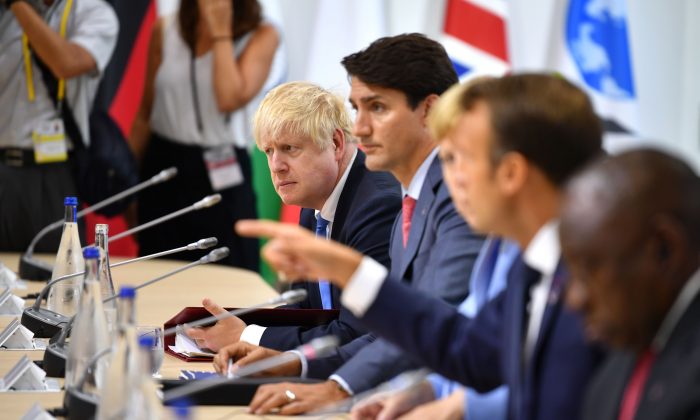 El Primer Ministro británico Boris Johnson, el Primer Ministro canadiense Justin Trudeau, la Canciller alemana Angela Merkel y el Presidente francés Emmanuel Macron asisten a un almuerzo de trabajo durante la Cumbre del G7 en Biarritz, Francia, el 26 de agosto de 2019. (Jeff J Mitchell/Getty Images)