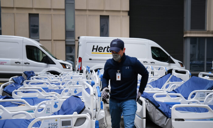 Trabajadores preparan docenas de camas médicas adicionales mientras son entregados al Hospital Monte Sinaí en medio de la pandemia del virus del PCCh en la ciudad de Nueva York el 31 de marzo de 2020. (Spencer Platt/Getty Images)