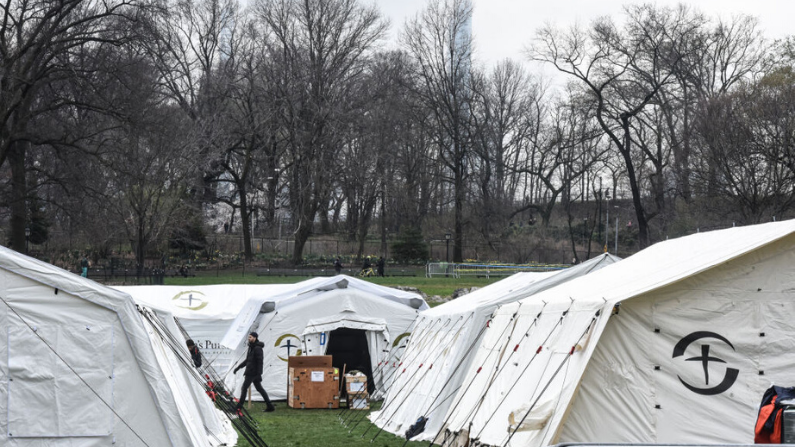 La gente estableció un hospital de campaña de emergencia para ayudar en la pandemia de COVID-19 en Central Park el 30 de marzo de 2020 en la ciudad de Nueva York. (Stephanie Keith/Getty Images)