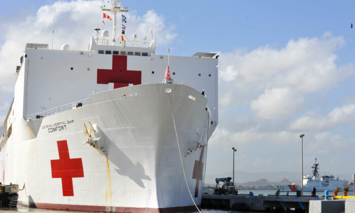 El buque hospital del Comando Militar de Transporte Marítimo USNS Comfort (T-AH 20) llega a San Juan, Puerto Rico, el 3 de octubre de 2017. (Capitán de la Fuerza Aérea de los EE.UU. Christopher Merian/Marina de los EE.UU. vía Getty Images)