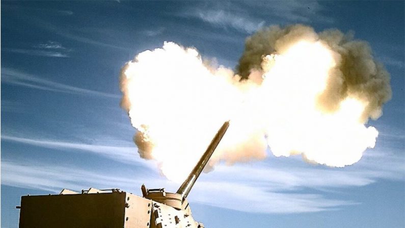 Prototipo de cañón de artillería de largo alcance disparado en Wharton, Nueva Jersey, en una fotografía de archivo. (Edward Lopez/DoD)