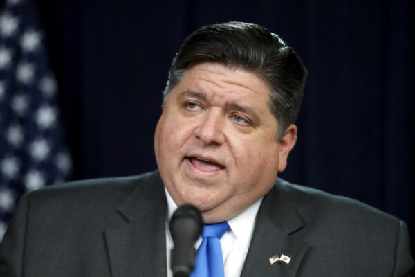 El gobernador de Illinois, J.B. Pritzker, anuncia la orden de quedarse en casa para combatir la diseminación del virus Covid-19, durante una conferencia de prensa el viernes 20 de marzo de 2020, en Chicago. (AP Photo/Charles Rex Arbogast)