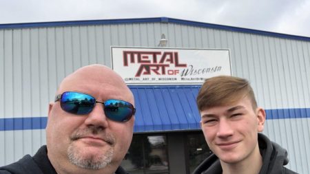 Papá e hijo construyen un negocio multimillonario con el arte patriótico del metal