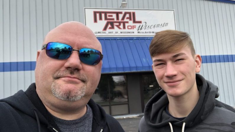 Shane Henderson con su hijo Justis fuera de Metal Art of Wisconsin. (Cortesía de Shane Henderson)
