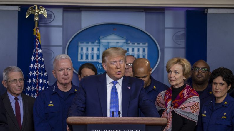 El presidente Donald Trump habla a los medios en la sala de prensa de la Casa Blanca el 15 de marzo de 2020 en Washington. (Tasos Katopodis/Getty Images)