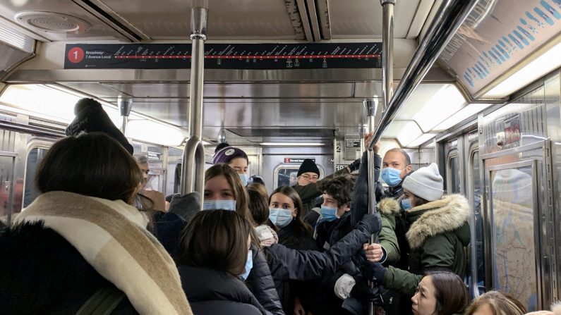 Personas con máscaras protectoras mientras viajan en un tren en Nueva York el 29 de febrero de 2020. (Chung I Ho/The Epoch Times)
