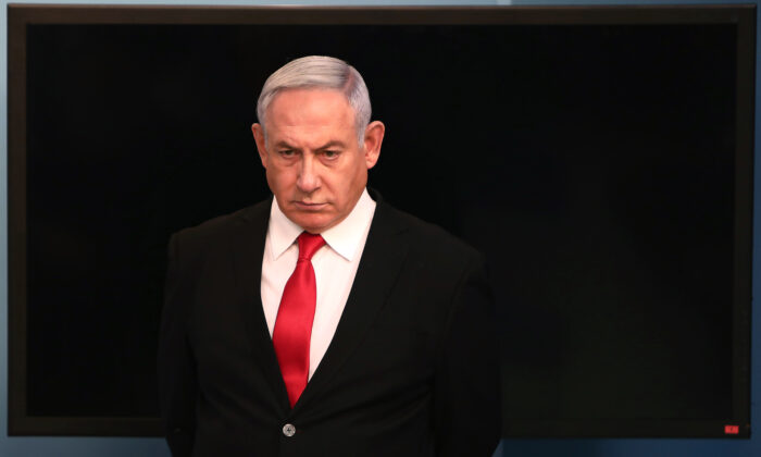 El primer ministro israelí Benjamin Netanyahu llega a su oficina en Jerusalén para pronunciar un discurso el 14 de marzo de 2020. (Gali Tibbon/AFP vía Getty Images)