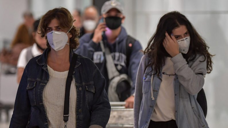 Pasajeros con máscaras llegan en un vuelo desde Italia al Aeropuerto Internacional de Guarulhos, en Sao Paulo, Brasil, el 2 de marzo de 2020. (Nelson Almeida/AFP vía Getty Images)