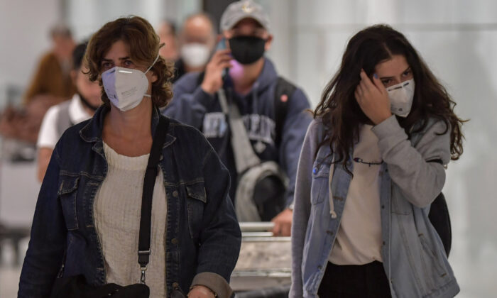 Pasajeros con mascarillas llegan en un vuelo desde Italia al aeropuerto internacional de Guarulhos, en Guarulhos, Sao Paulo, Brasil, el 2 de marzo de 2020. (Nelson Almeida/AFP vía Getty Images)