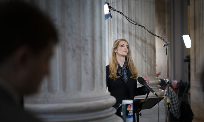 La senadora Kelly Loeffler (republicana) hace una entrevista televisiva después de una reunión de almuerzo en el Senado republicano en el edificio de oficinas del Senado Russell en Capitol Hill en Washington el 20 de marzo de 2020. (Drew Angerer / Getty Images)