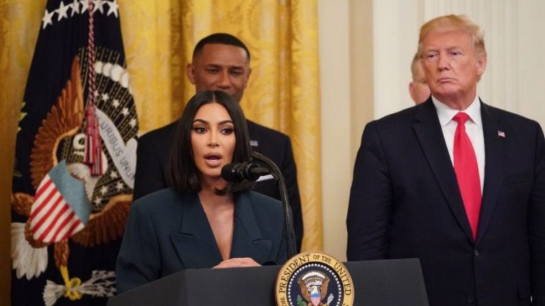 Kim Kardashian habla mientras el presidente Donald Trump realiza un evento sobre la reforma de la justicia penal en el Salón Este de la Casa Blanca en Washington el 13 de junio de 2019. (Mandel Ngan/AFP/Getty Images)