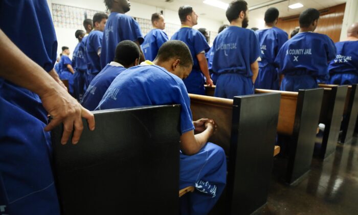 Presos en la Cárcel Central de Hombres en Los Ángeles, California en una fotografía de archivo. (Mario Tama/Getty Images)