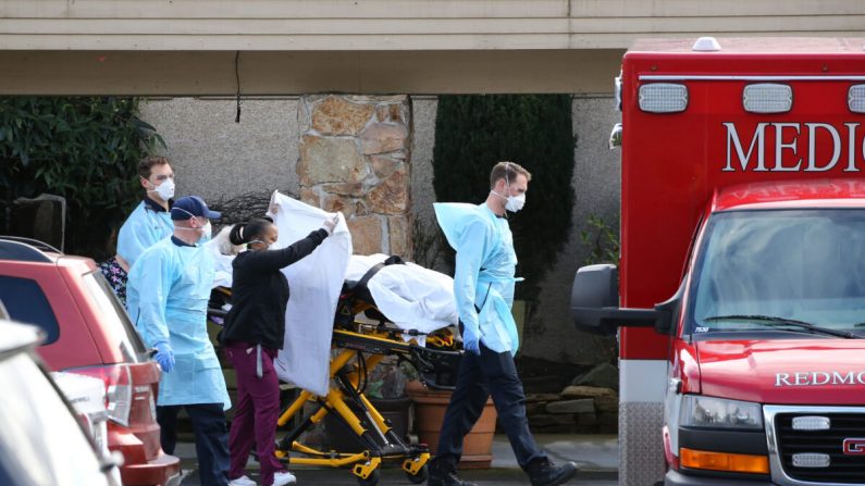 Un paciente es trasladado a una ambulancia en el Centro de Cuidados de la Vida en Kirkland, Washington, el 7 de marzo de 2020. (Karen Ducey/Getty Images)