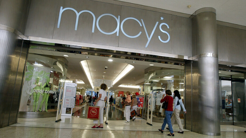 Clientes salen y entran de Macy's el 23 de mayo de 2003 en el norte de Miami, Florida. (Joe Raedle/Getty Images)