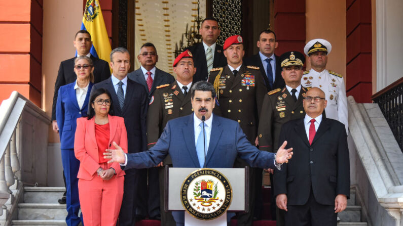 Nicolás Maduro y miembros del régimen durante una conferencia de prensa en el Palacio de Gobierno de Miraflores el 12 de marzo de 2020 en Caracas, Venezuela. (Carolina Cabral/Getty Images)