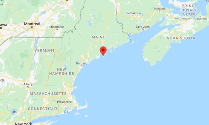 Vigilantes armados cortaron un árbol y bloquearon la entrada de un residente de Maine para obligarlo a ponerse en cuarentena por temor a que pudiera estar infectado con el virus del PCCh, dijo la policía. (Mapas de Google)