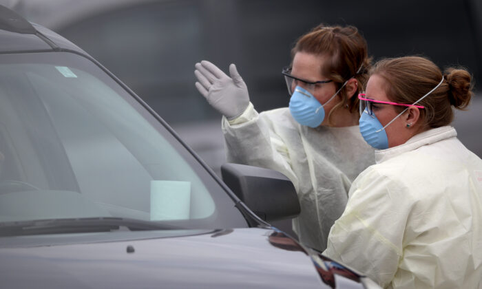 Unas enfermeras examinan a unos pacientes para la prueba de COVID-19 en un lugar fuera del Hospital Medstar St. Mary en Leonardtown, Maryland, el 17 de marzo de 2020. (Win McNamee/Getty Images)