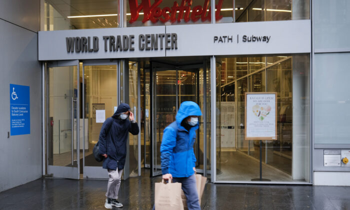 Una pareja con máscaras faciales sale de una tienda de comestibles en el bajo Manhattan, en la ciudad de Nueva York, el 29 de marzo de 2020. (Spencer Platt/Getty Images)