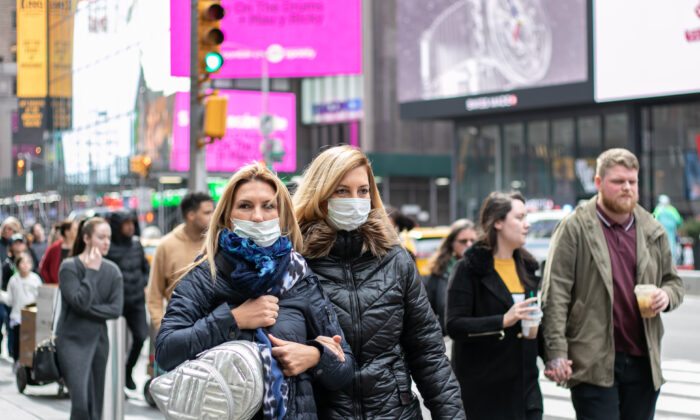 Las personas usan mascarillas desechables cerca de Times Square, Nueva York, el 11 de marzo de 2020. (Chung I Ho/The Epoch Times)
